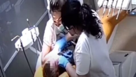 В Ровно стоматолог душила и била детей во время лечения (видео)