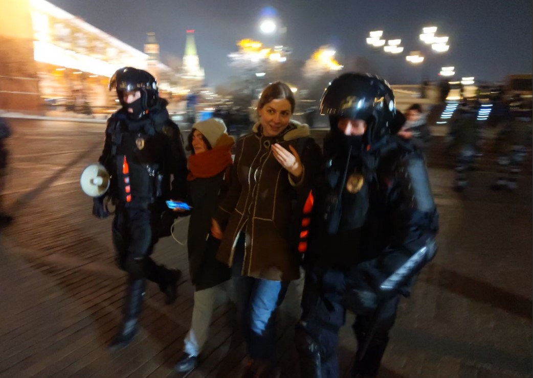 В центре Москвы задерживают протестующих в поддержку Навального