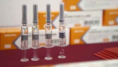 Поставки вакцины Sinovac в Украину задерживаются — Reuters