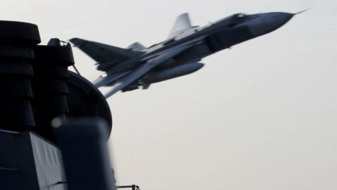 Российский Су-24 пролетел на малой высоте рядом с эсминцем США (видео)