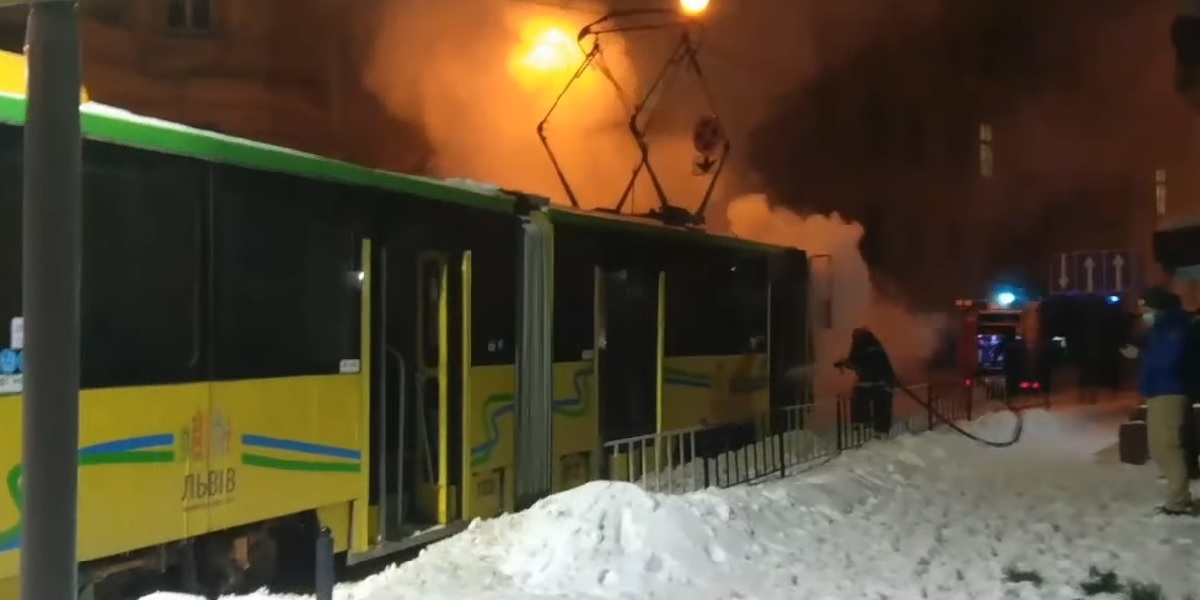 Во Львове загоревшийся трамвай тушили с помощью снега (видео)