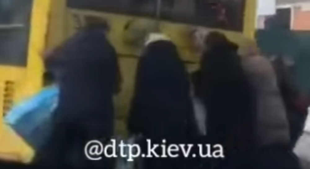 В Киеве пассажирам пришлось толкать троллейбус (видео)