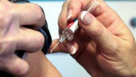 Во время вакцинации медику случайно ввели пять доз Pfizer