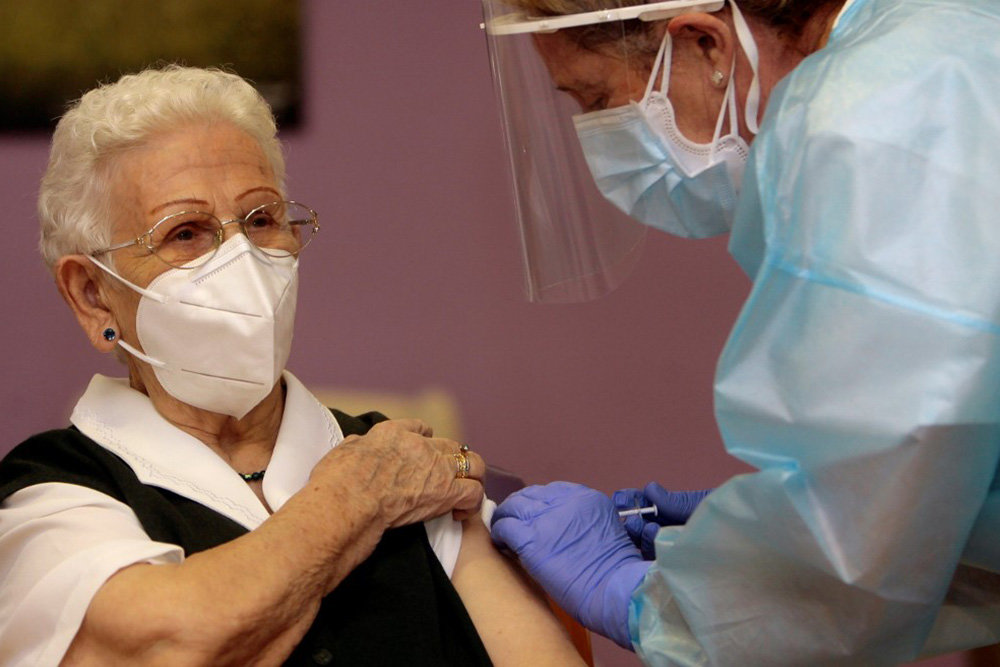 В Испании все жители дома престарелых заразились COVID-19 после вакцинации Pfizer