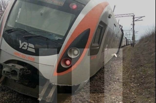 Эксклюзив: фото с места аварии поезда под Запорожьем