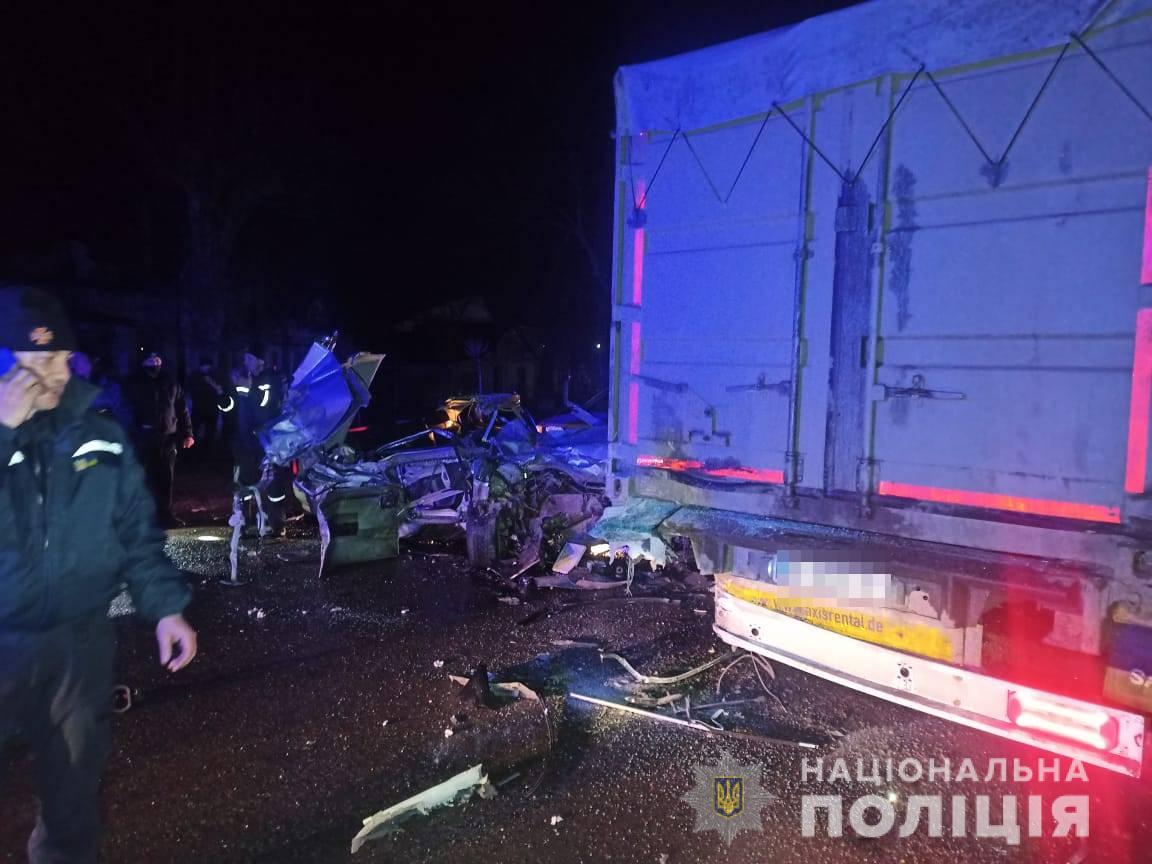 Две 17-летние девушки погибли в ДТП под Одессой: легковое авто въехало под грузовик - 1 - изображение
