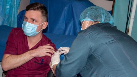 В Минздраве сообщили, кому нельзя вакцинироваться от коронавируса