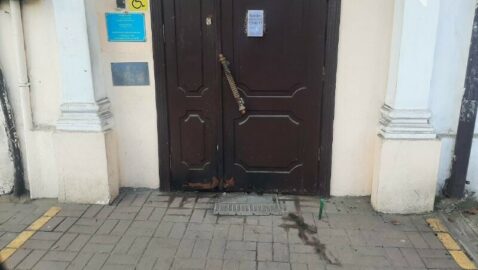 В Одессе женщина подожгла дверь Пенсионного фонда