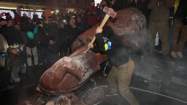 Краска, кувалды и свастика: как «патриоты» борются с неугодными им памятниками в Украине - 10 - изображение