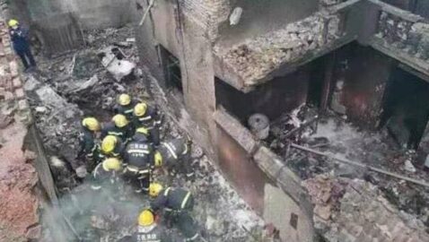 В Китае самолет упал на жилые дома, есть погибшие