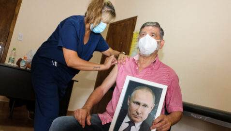 Мэр города в Аргентине привился от COVID-19 с портретом Путина в руках