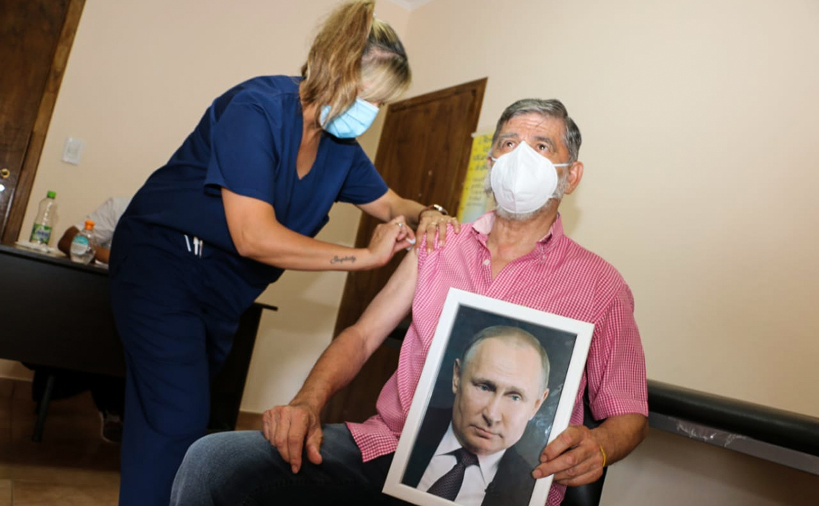 Мэр города в Аргентине привился от COVID-19 с портретом Путина в руках