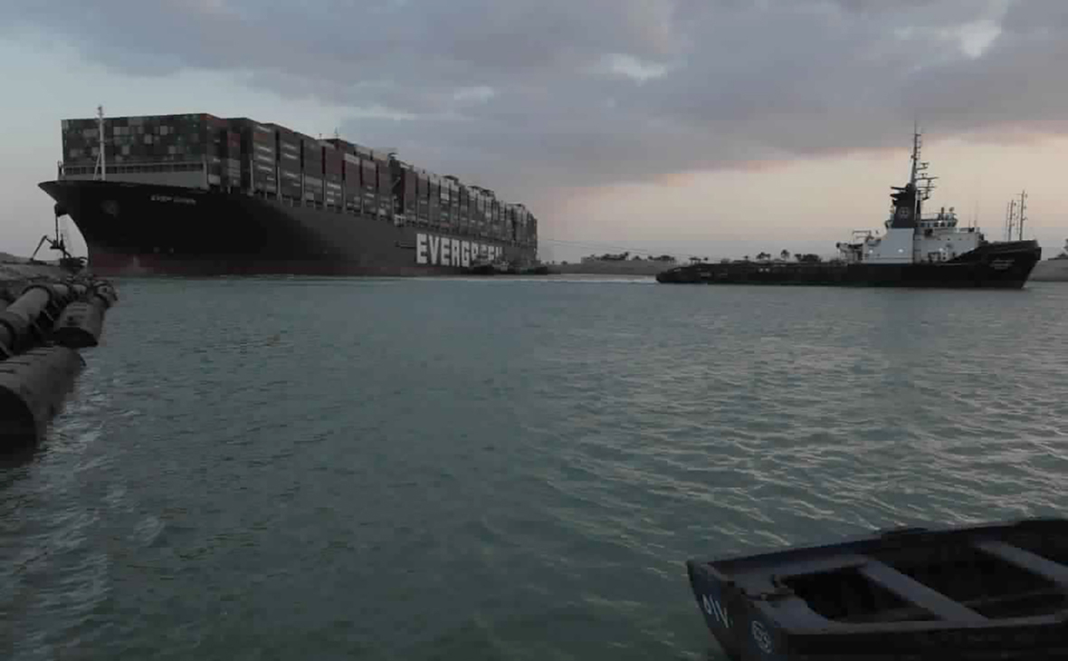 Перекрывшее Суэцкий канал судно сняли с мели