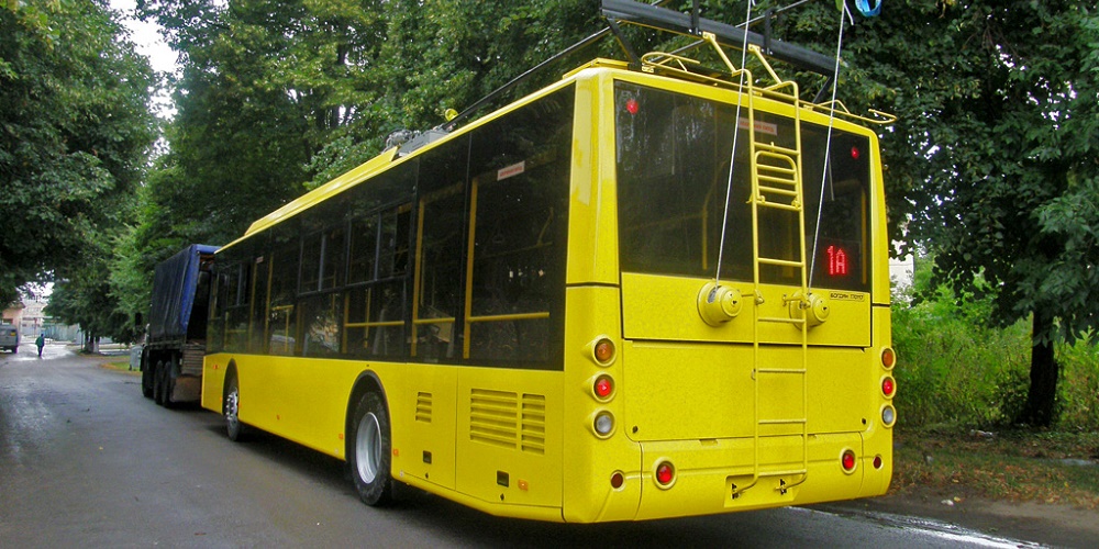 В Луцке запустили первый в Украине антиковидный троллейбус (фото)