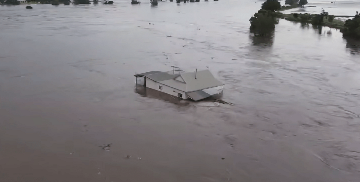 В Австралии сильнейшее наводнение за 50 лет, люди посреди ночи покидали Сидней (фото, видео)