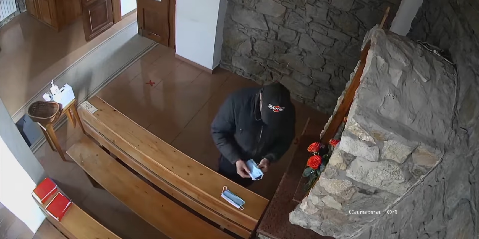 На Закарпатье вор продезинфицировал руки, перекрестился и ограбил церковь (видео)