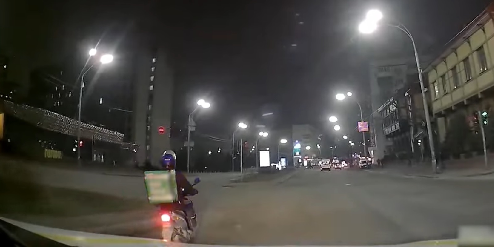 В Киеве доставщик еды пытался скрыться от полиции на мопеде (видео)