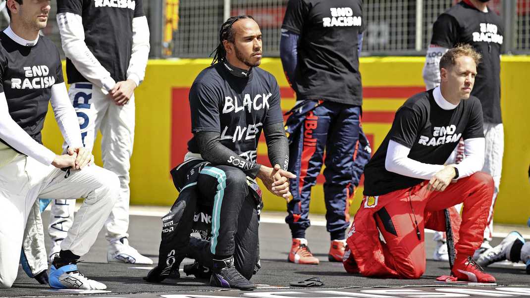 Чемпион Формулы-1 Хэмилтон больше не настаивает, чтобы гонщики преклоняли колено