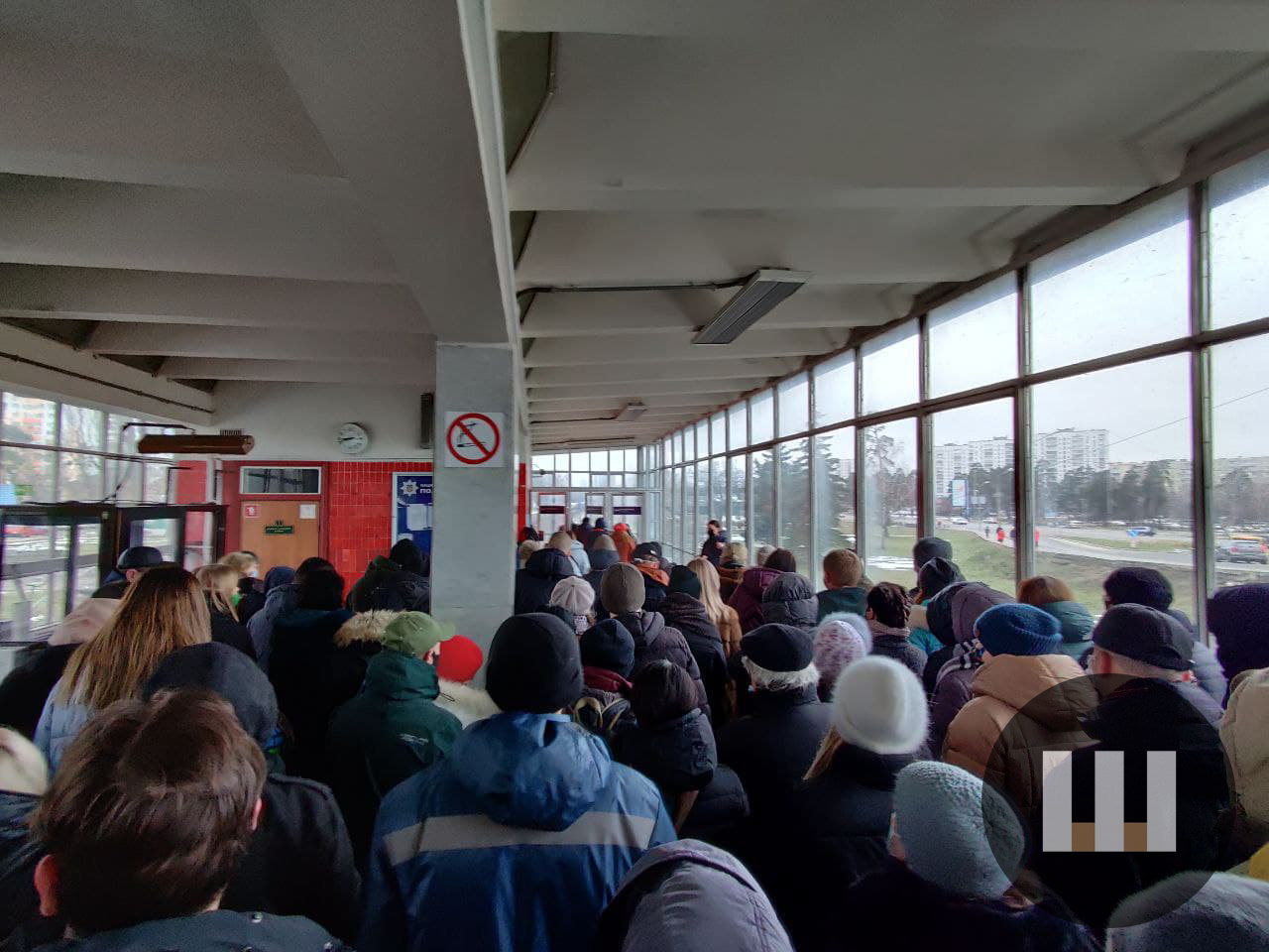 Транспортный коллапс в Киеве: почему из-за карантина люди стоят в огромных очередях и толпятся в метро