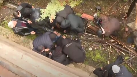 В грузинской епархии во время массовой драки около десяти человек упали с балкона (видео)
