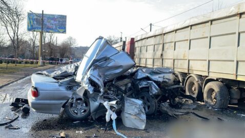 Две 17-летние девушки погибли в ДТП под Одессой: легковое авто въехало под грузовик