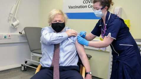 Премьер Британии привился вакциной AstraZeneca