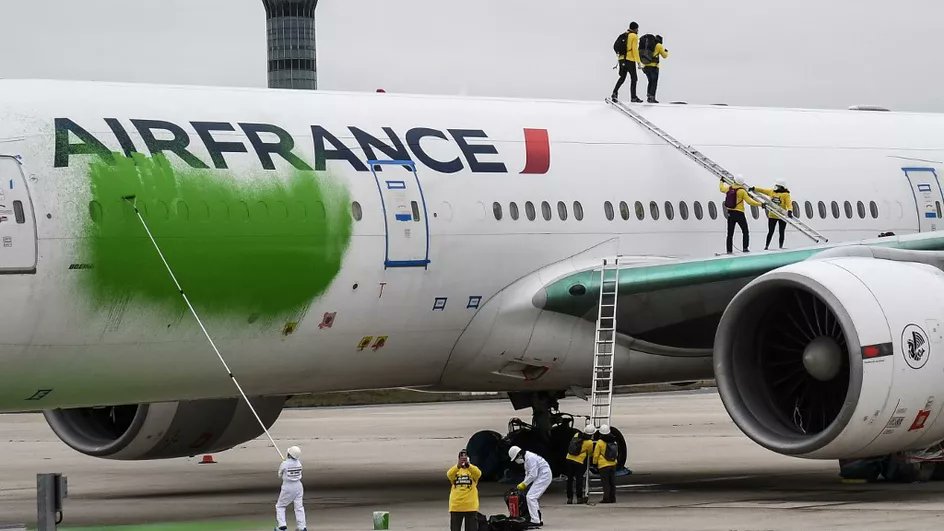 В аэропорту Парижа активисты Greenpeace раскрасили самолет в зеленый цвет