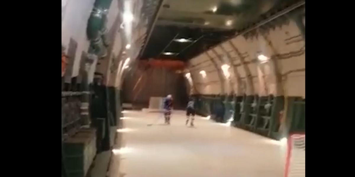 Военные РФ сыграли в хоккей на борту Ан-124 во время полёта (видео)