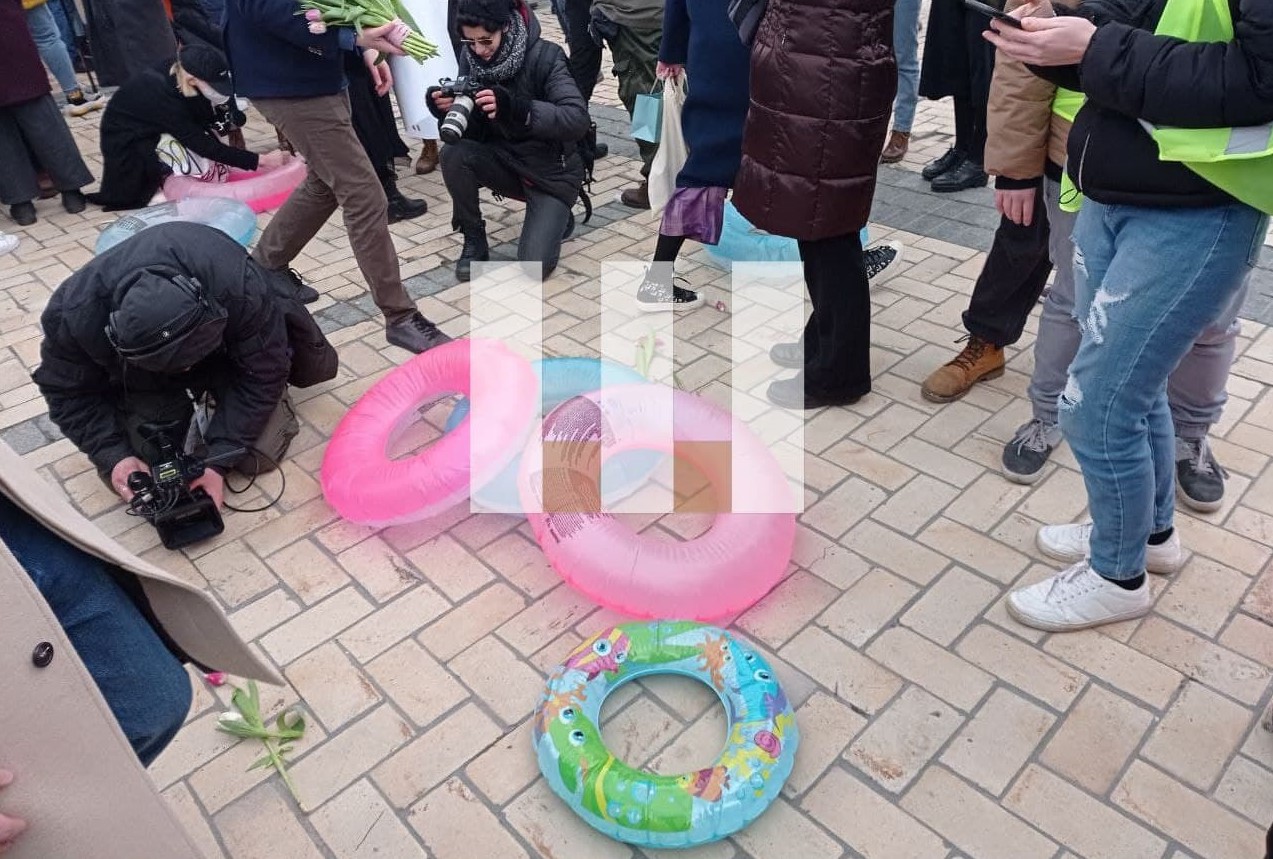 Националисты на женском марше закидали надувными кругами представителей ЛГБТ (видео)