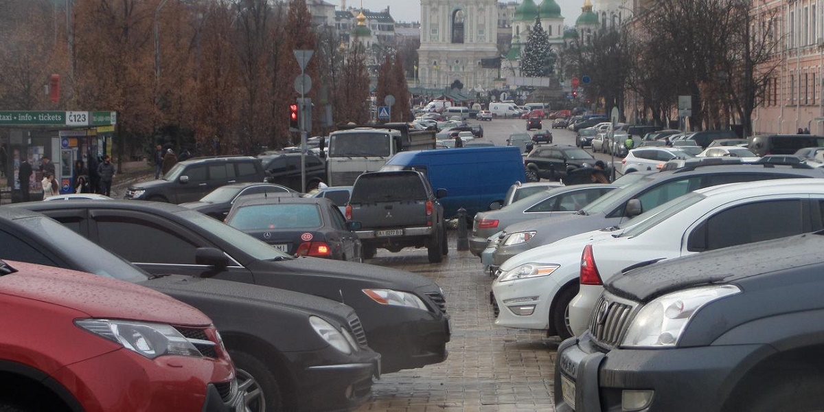 В Украине запретили парковки на тротуарах