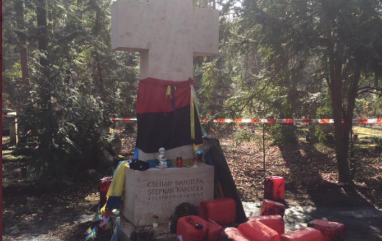 Украина призвала Германию расследовать нападение на могилу Бандеры