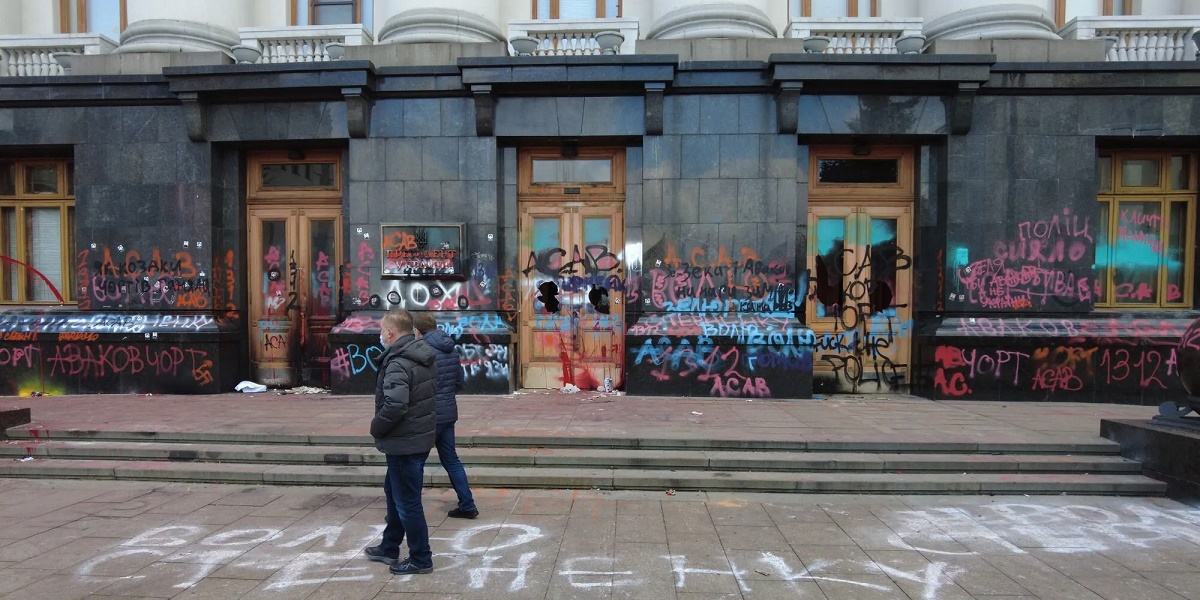 Киевская галерея предложила ОП продать разрисованные протестующими двери