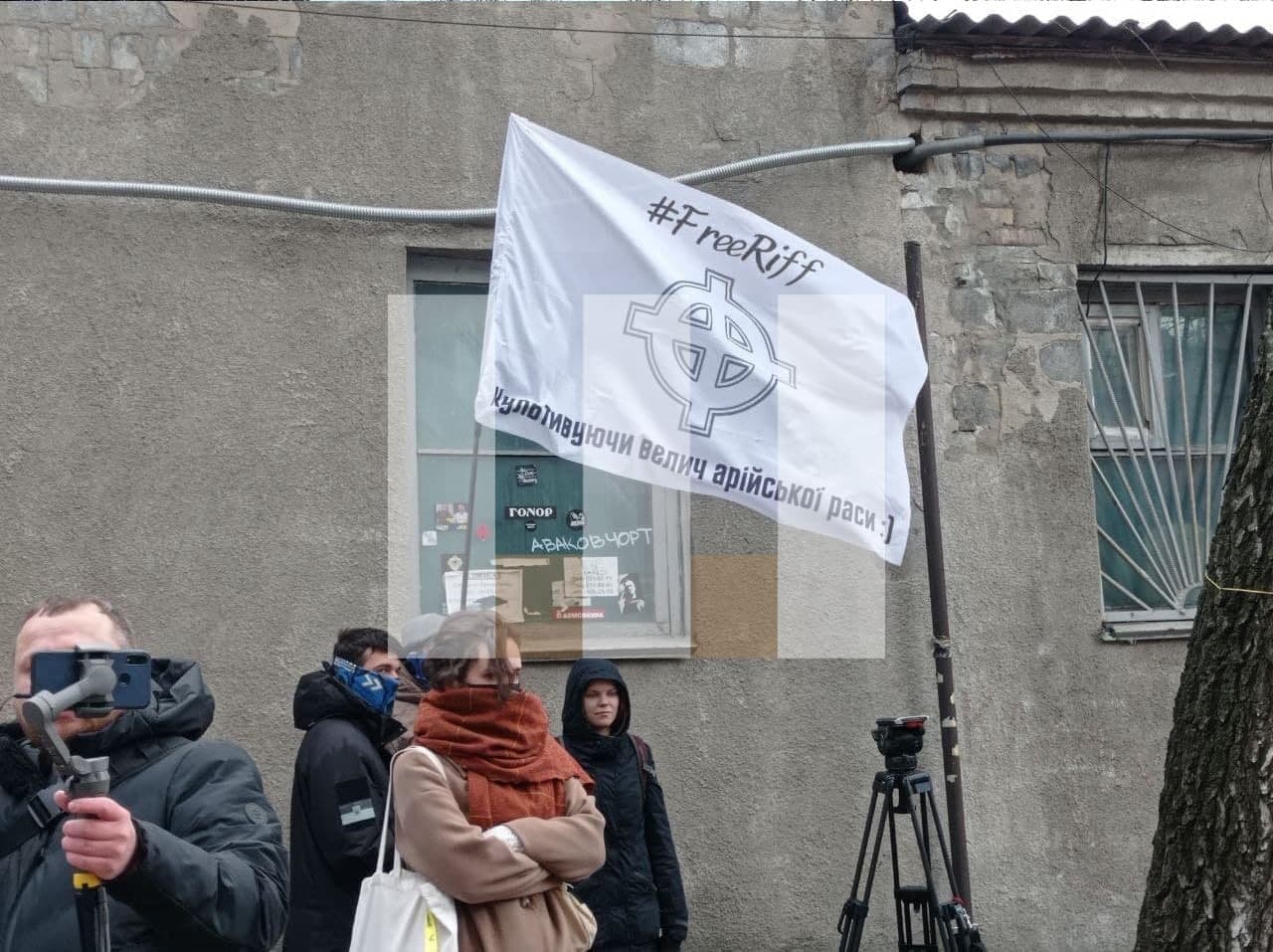 Сторонники Антоненко принесли к суду флаг о величии арийской расы (фото) - 1 - изображение