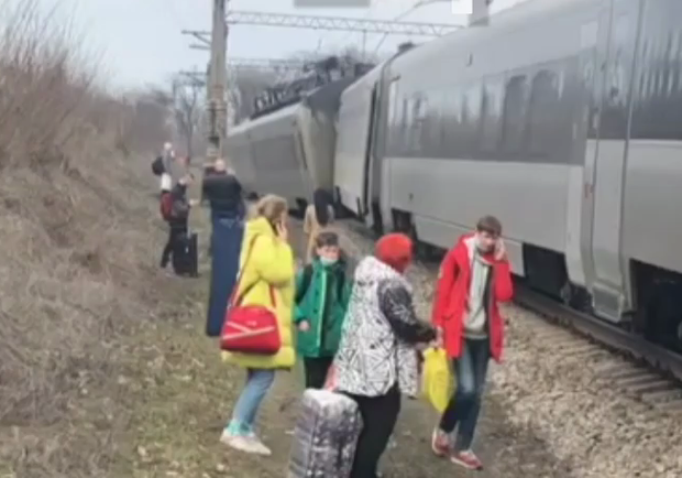 Под Запорожьем сошёл с рельсов поезд с почти сотней пассажиров внутри (видео)