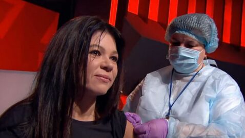 Украинские знаменитости вакцинировались от коронавируса в эфире ток-шоу (видео)