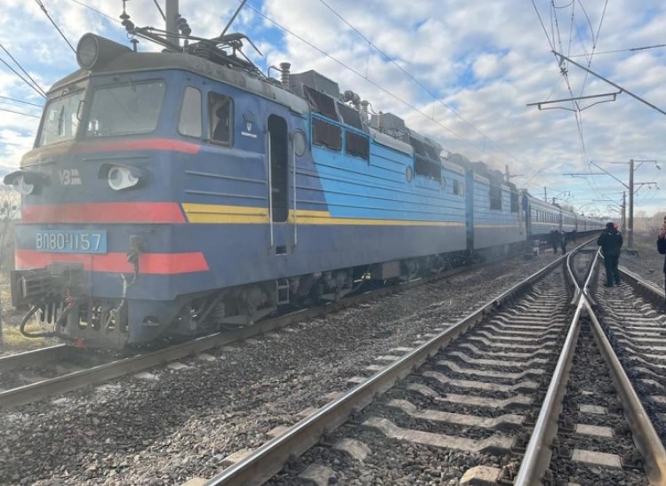 Протекающие крыши, падающие полки и пожары в поездах: самые громкие скандалы, в которые попадала Укрзализныця - 12 - изображение