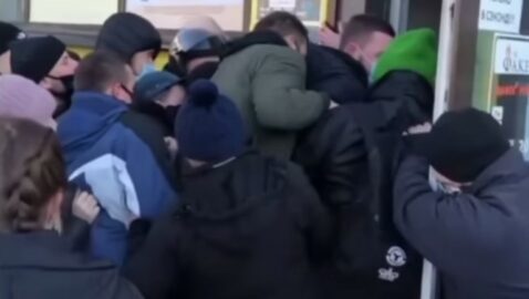 Киевляне устроили потасовку во время штурма секонд-хенда (видео)