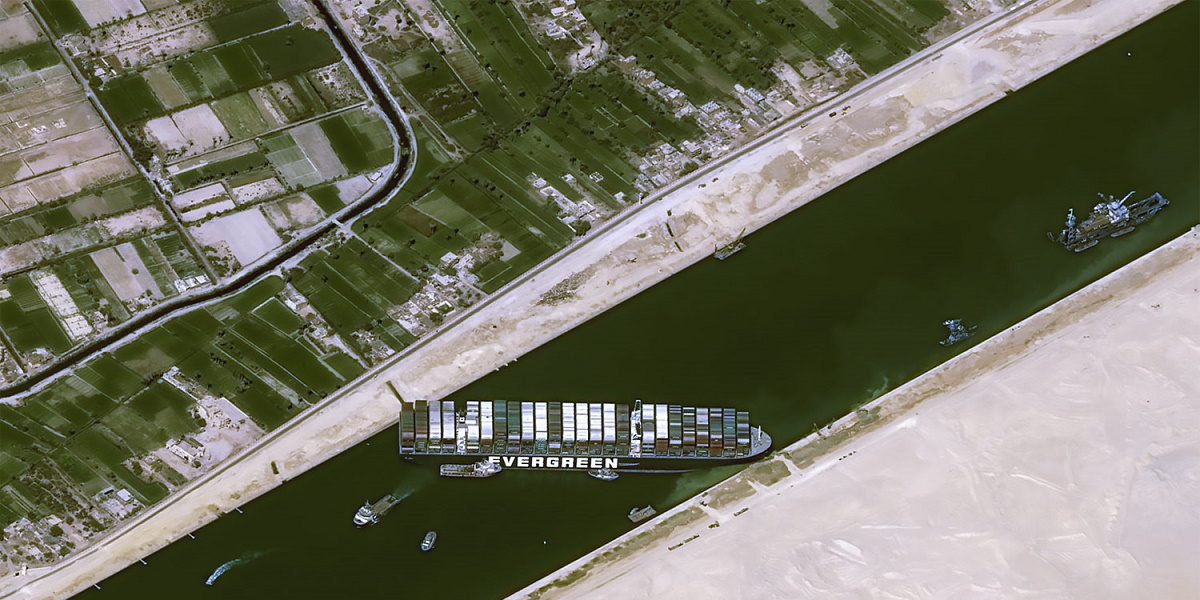 Блокировка Суэцкого канала: контейнеровоз удалось сдвинуть с места