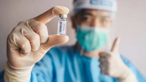 Инфекционист рассказал, кому противопоказано прививаться вакциной Astrazeneca