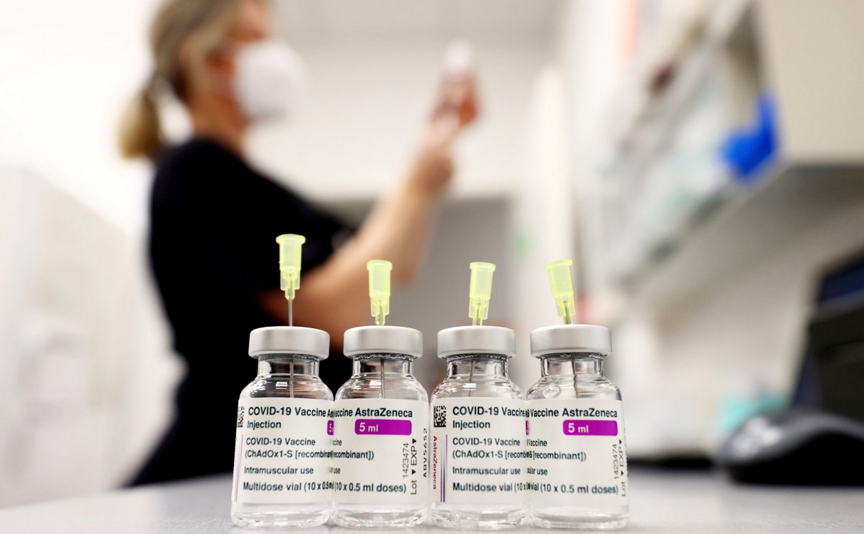 В ФРГ будут применять вакцину AstraZeneca только для людей старше 60 лет