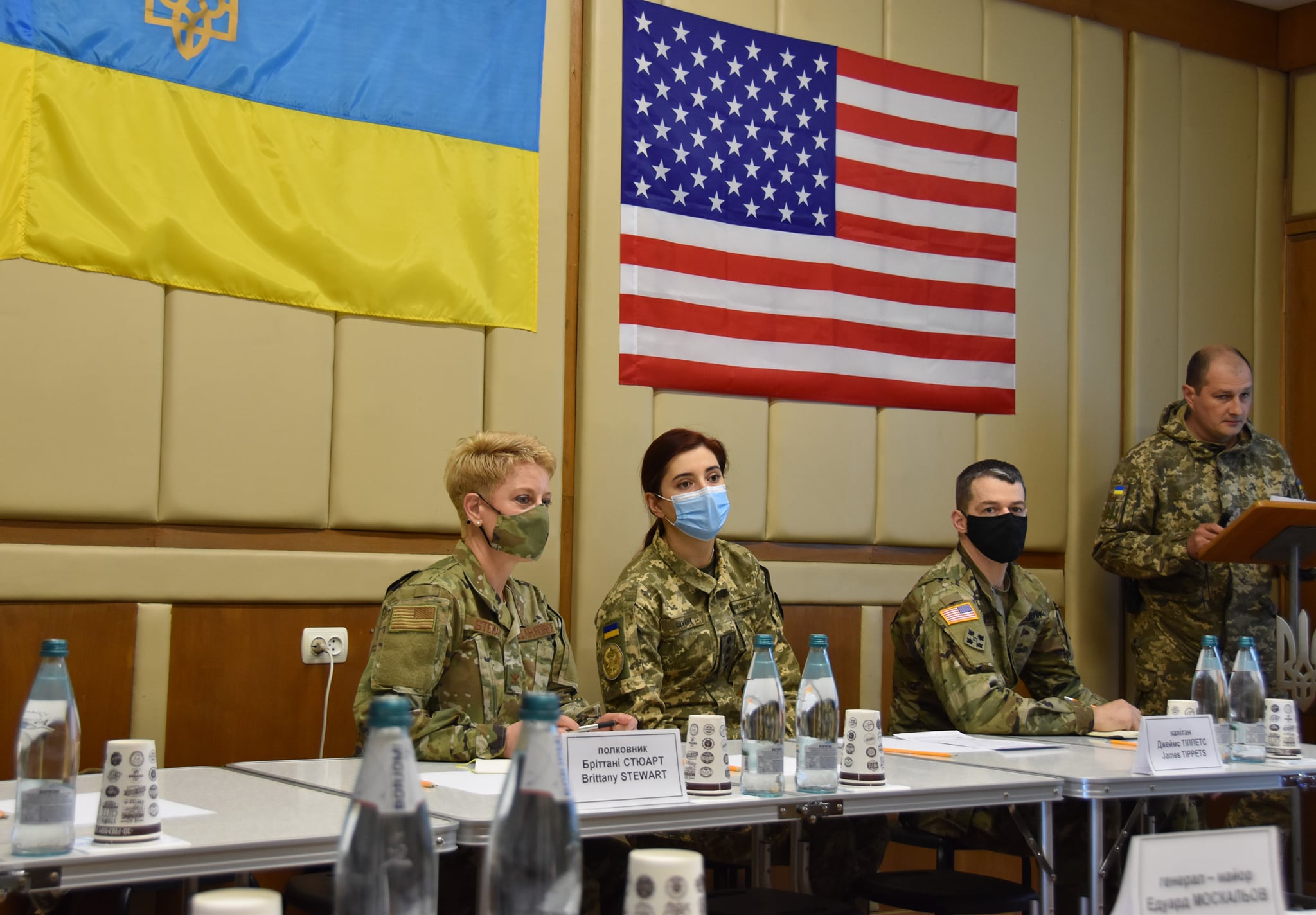 Военный атташе США прибыла на Донбасс с черепом и надписью «Украина или смерть» на шевроне (фото) - 1 - изображение