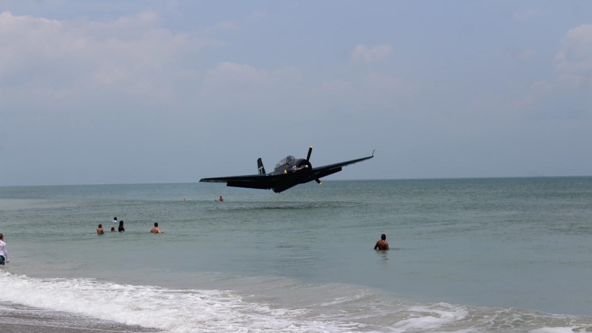 Самолёт времён Второй мировой экстренно приземлился на людном пляже (видео)