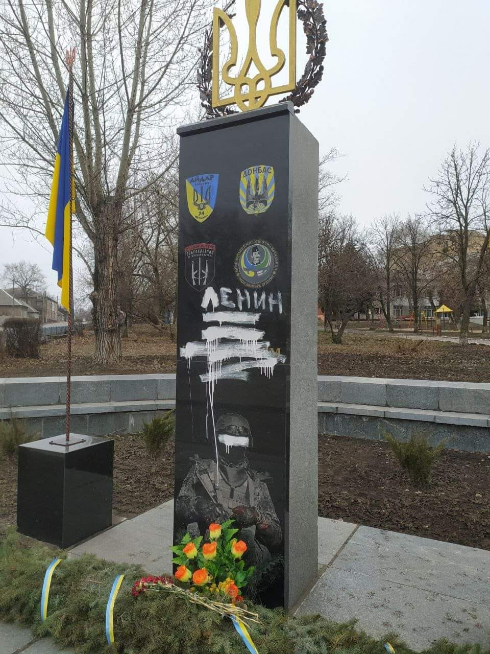 В Лисичанске неизвестные «переименовали» памятник добровольцам АТО в памятник Ленину (фото) - 1 - изображение