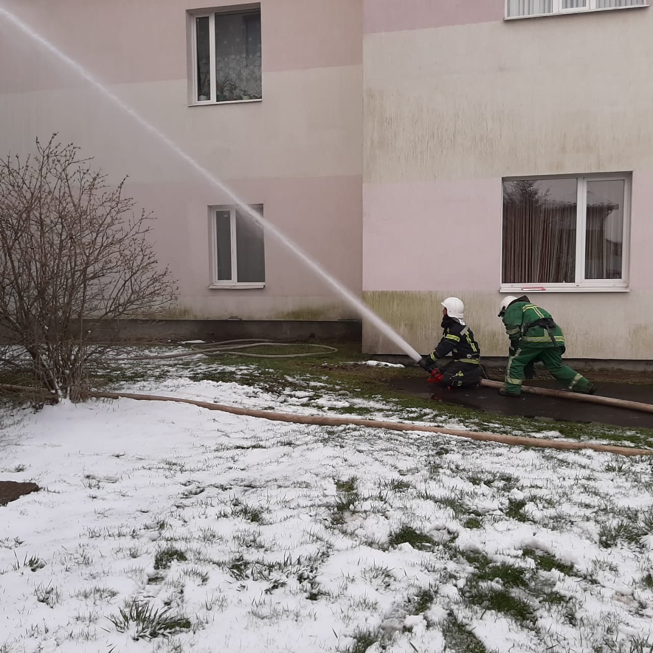 На Прикарпатье горела COVID-больница: эвакуировали 37 человек (фото, видео) - 1 - изображение