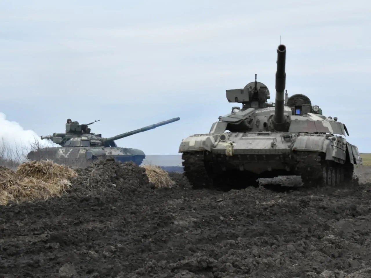 ВСУ проводят масштабные манёвры танков и артиллерии у границы с Крымом (фото, видео) - 2 - изображение