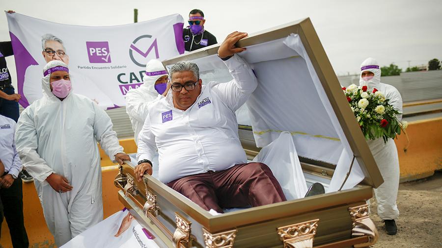 В Мексике политик лег в гроб на встрече с избирателями (видео)