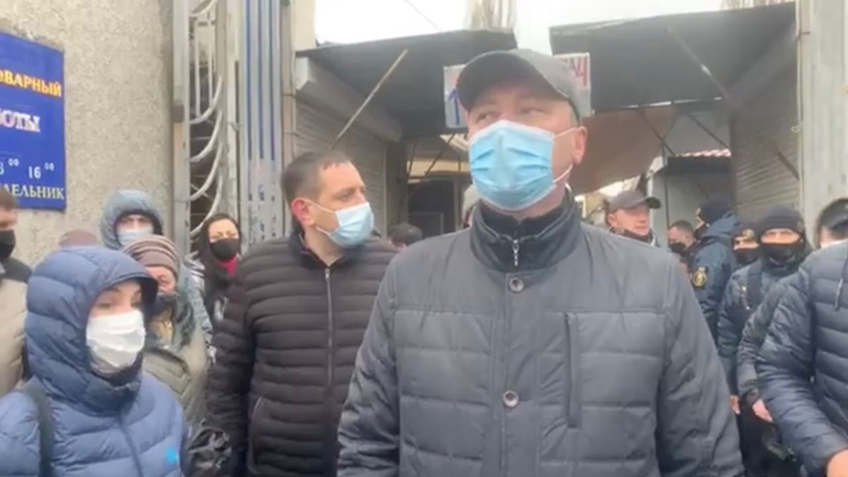 Предприниматели выгнали полицию, которая хотела закрыть рынок в Николаеве (видео)