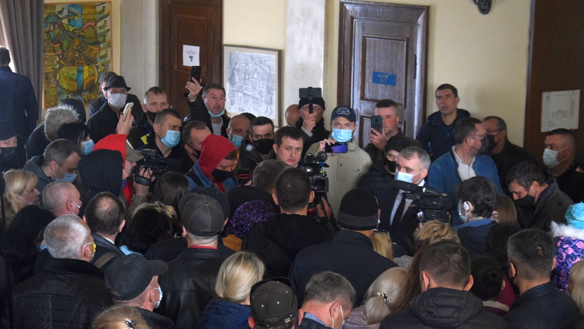 В Николаеве протестующие против карантина ворвались в мэрию (фото, видео) - 3 - изображение