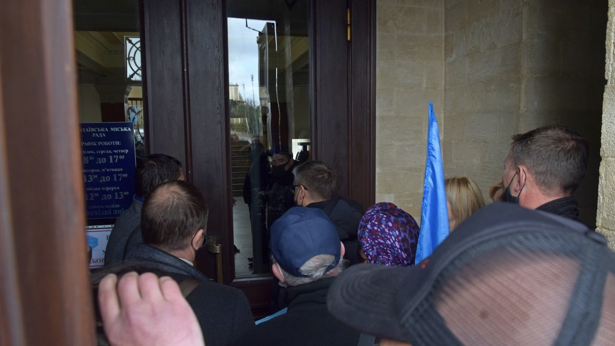 В Николаеве протестующие против карантина ворвались в мэрию (фото, видео) - 4 - изображение