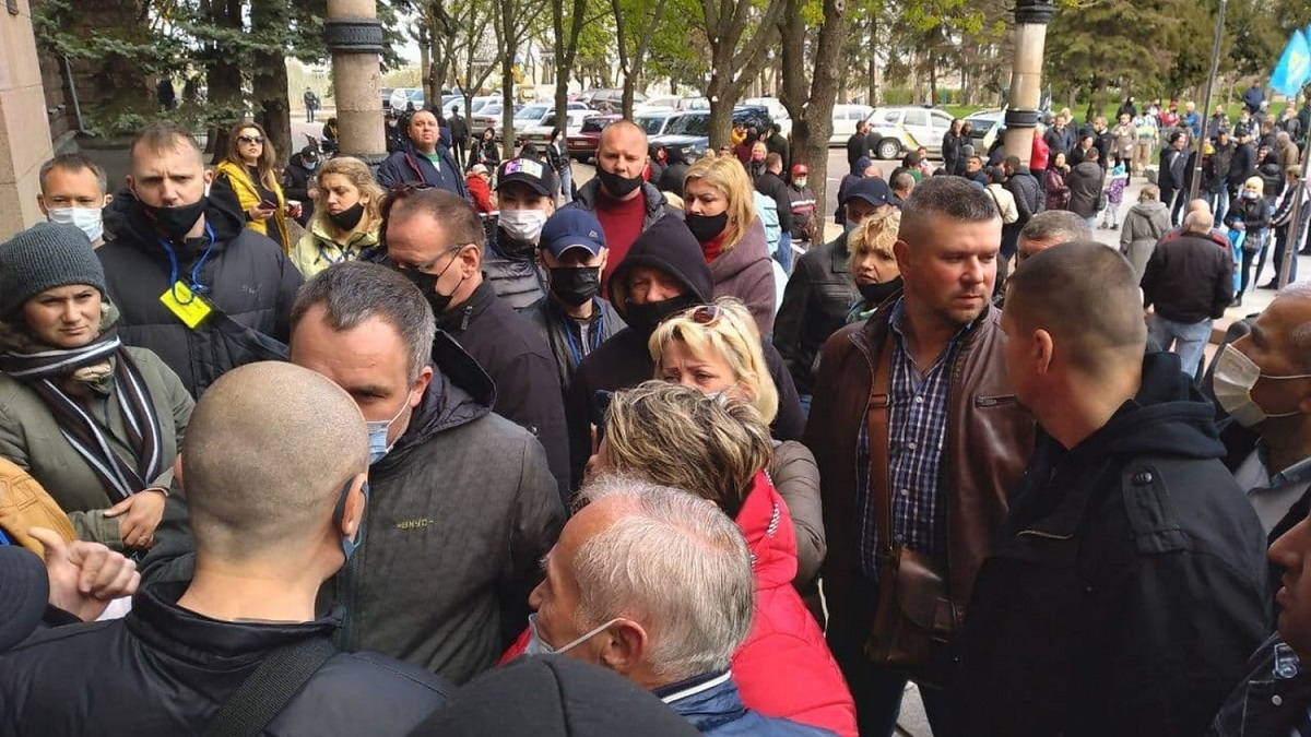 В Николаеве протестующие против карантина ворвались в мэрию